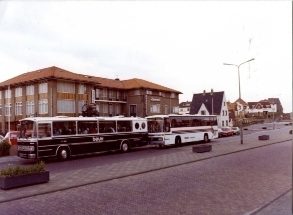 Met alle medewerkers van Zeerust en De Graaf van het Hoogveen op asperge-steekreis in 1977