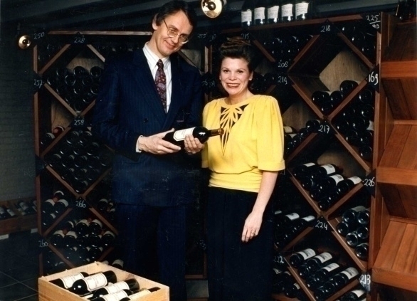 Hubrecht Duijker en Ine Droogh-Goossens in de nieuwe wijnkelder van 'De Graaf van het Hoogveen'