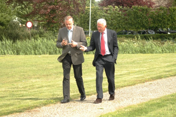 Gerrit Greveling en Cees Helder in diep gesprek op weg naar de heli van Inter Scaldes