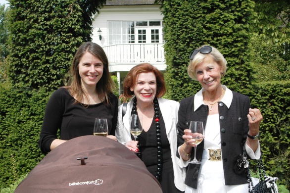 De vrouw van Cédric Emilie met Ine Goossens van Just Add Wine en Francien van Ermen