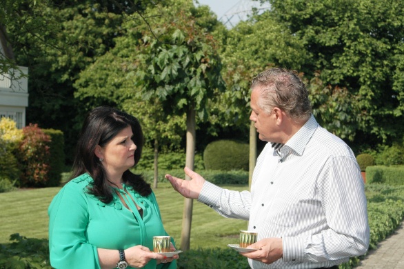 Gerrit Greveling, de gevierde voorzitter van de Alliance Gastronomique Néerlandaise in een onderonsje met Claudia Brevet van Manoir Inter Scaldes
