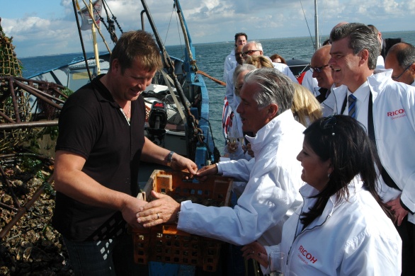Onder het toeziend oog van de moeder van oud-premier Balkenende en Claudia Brevet kreeg topman Carol Dona op de Beatrix II het eerste mandje platte  oesters overhandigd