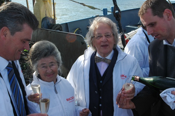 Voor de moeder van oud-premier Balkenende schenkt Maître Sommelier Arnold Zwartkruis graag nog een glaasje!