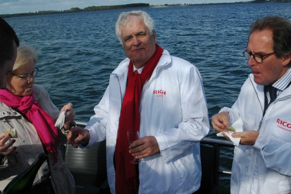 v.l.n.r. Het echtpaar Maij en Burgemeester van 's-Hertogenbosch Ton Rombouts laten zich de Oosterschelde paling goed smaken