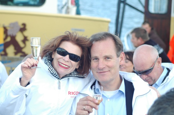 Netwerker en Member of the Managing Ricoh-Board proost met Ine Goossens van Just Add Wine op een fantastische dag en op een zalige Champagne